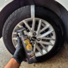 En la imagen se muestra como se han abrillantado el neumático de coche, por un lado se muestra sucio y por el otro brillante y como nuevo, usando Brutal Tire, un producto de detailing muy eficaz